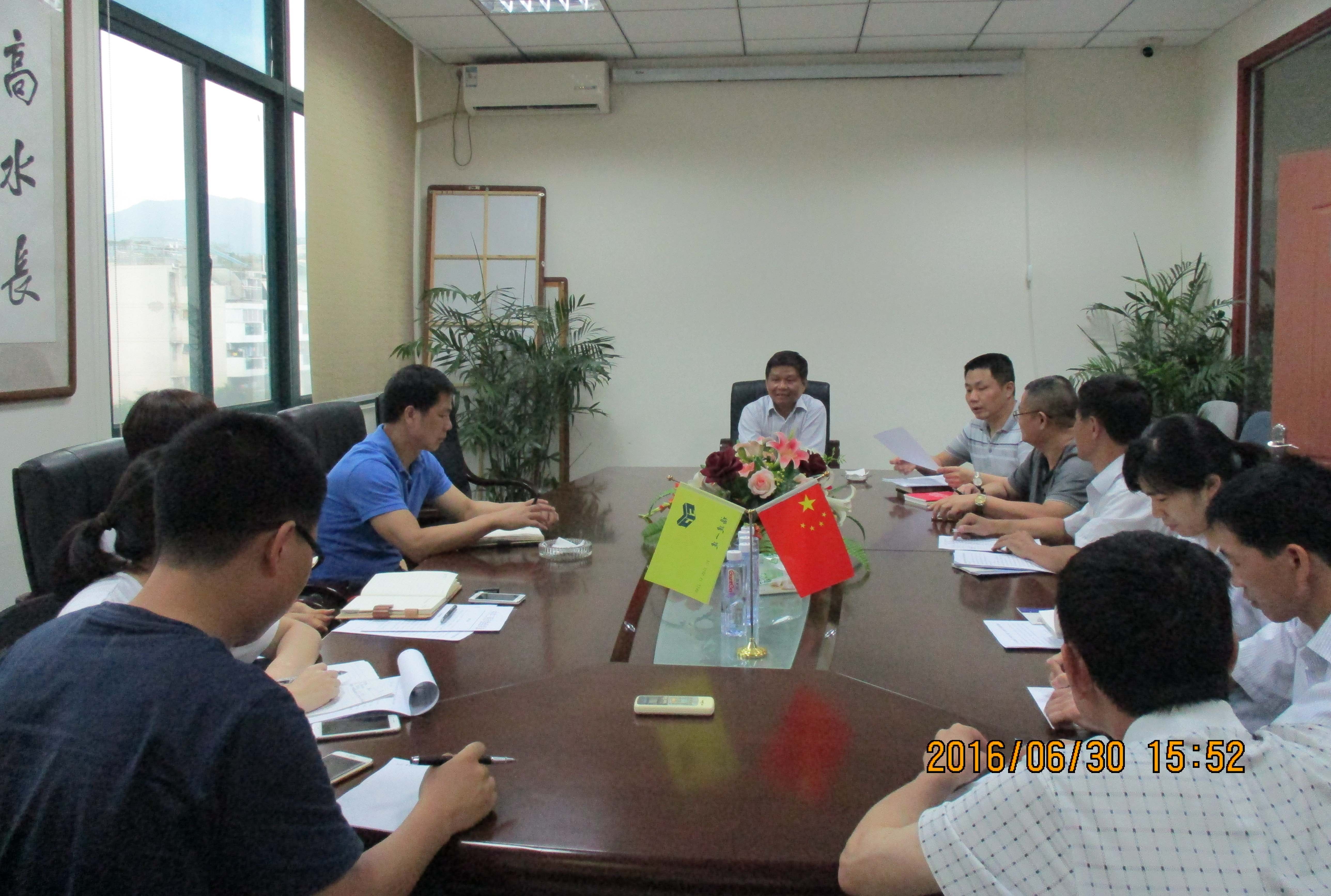 党委书记在福州分公司党支部讲授.jpg 党委书记在福州分公司党支部讲授.jpg